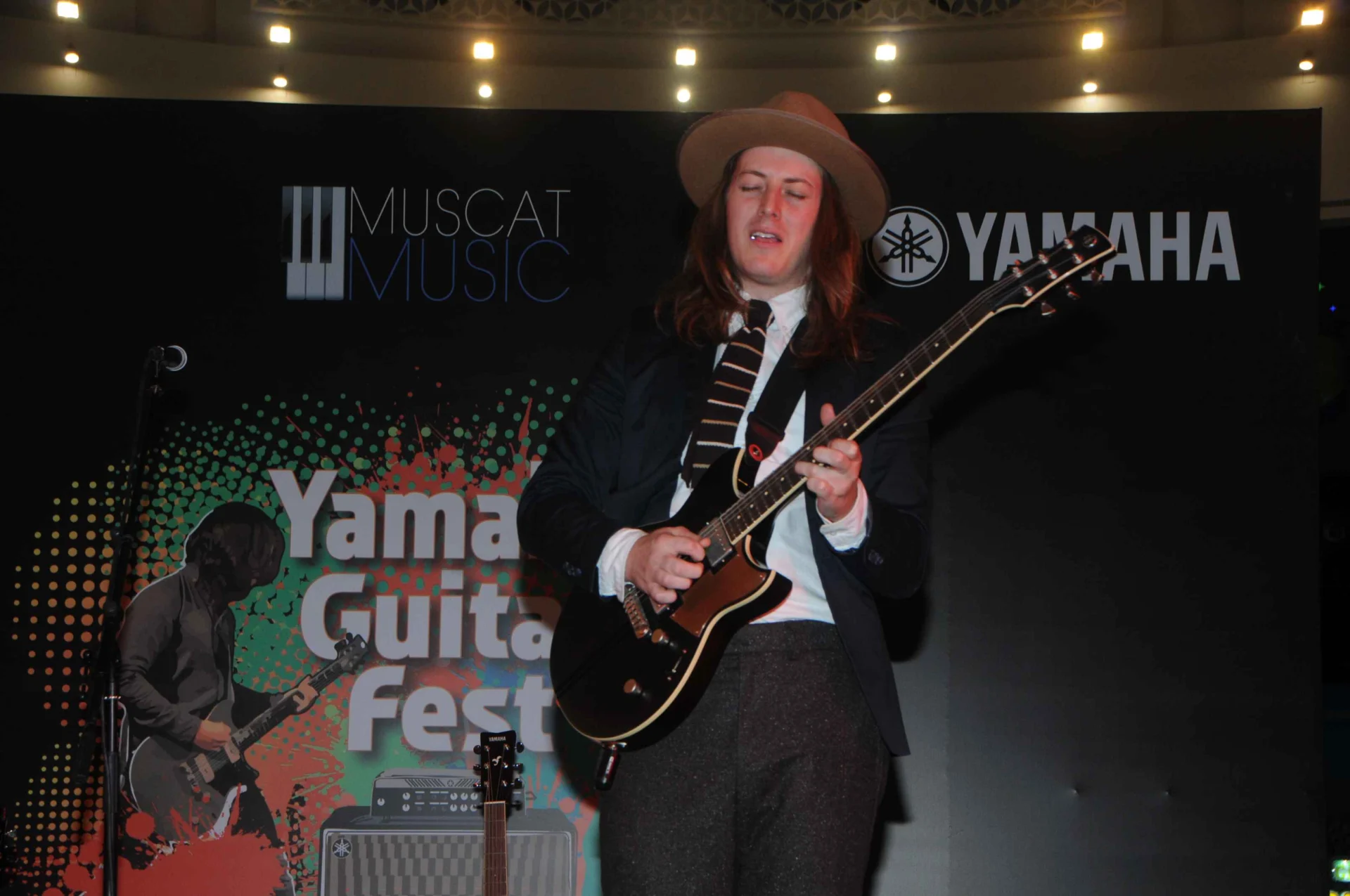 YAMAHA GUITAR (2)